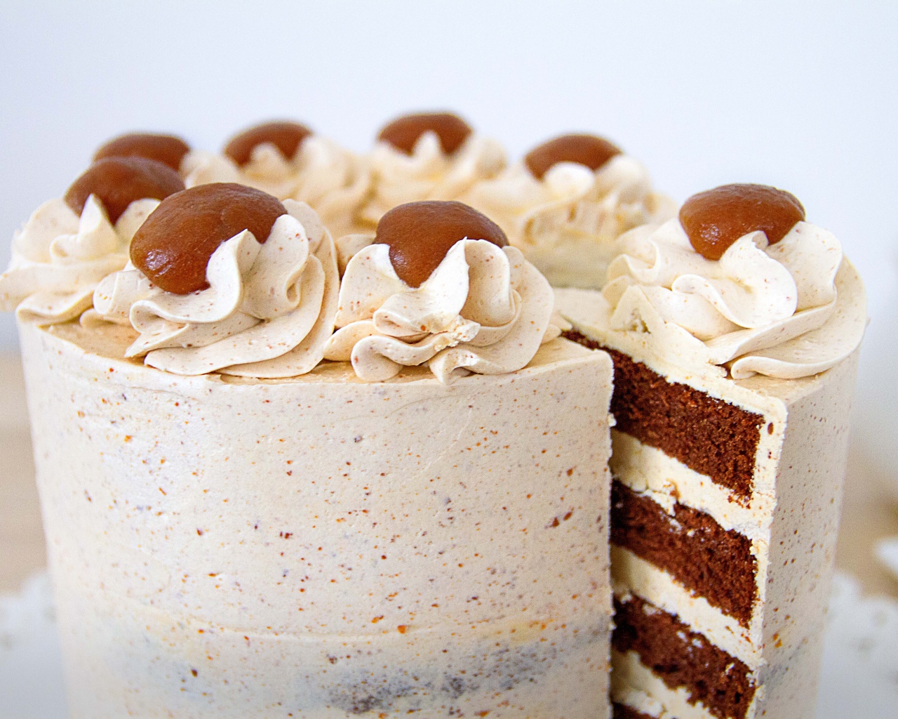 Торт с белым кремом и кофейными коржами 