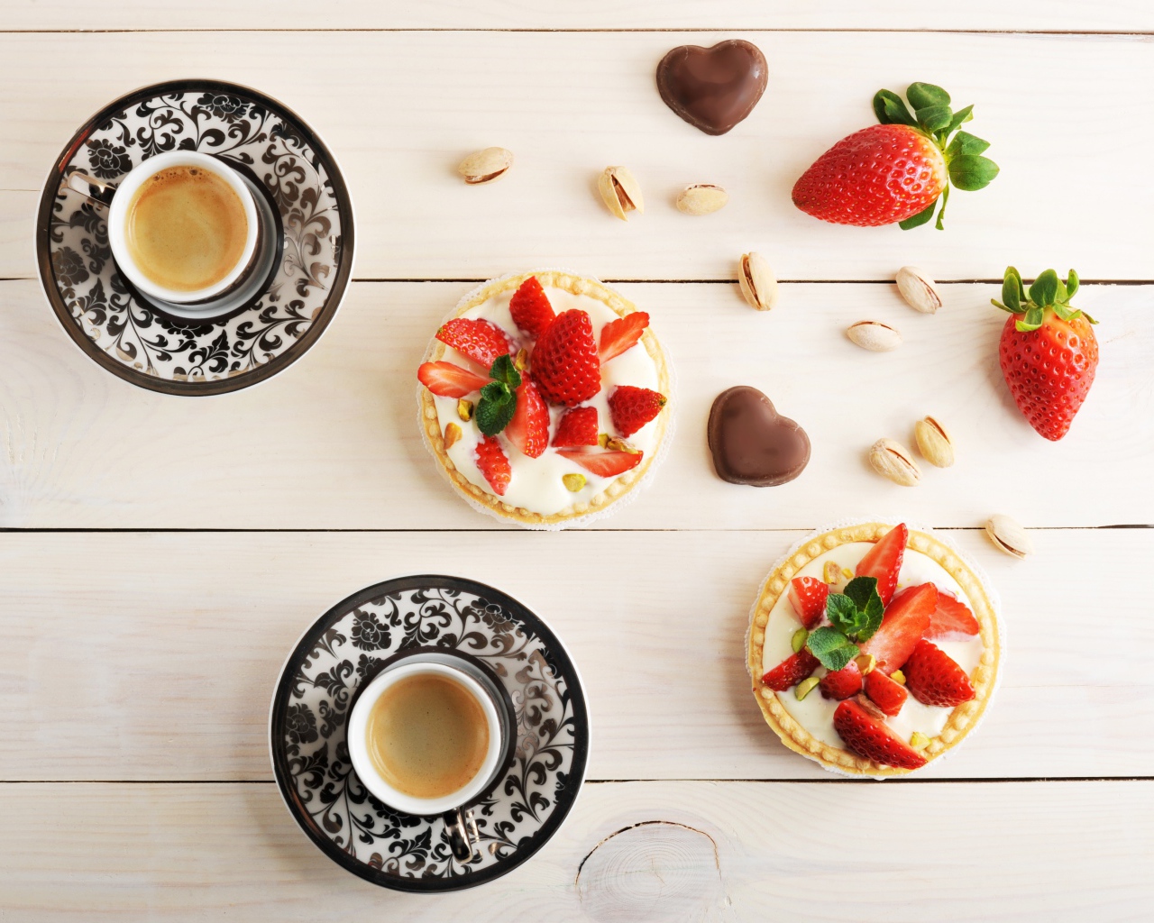 Пирожные с клубникой на столе с кофе