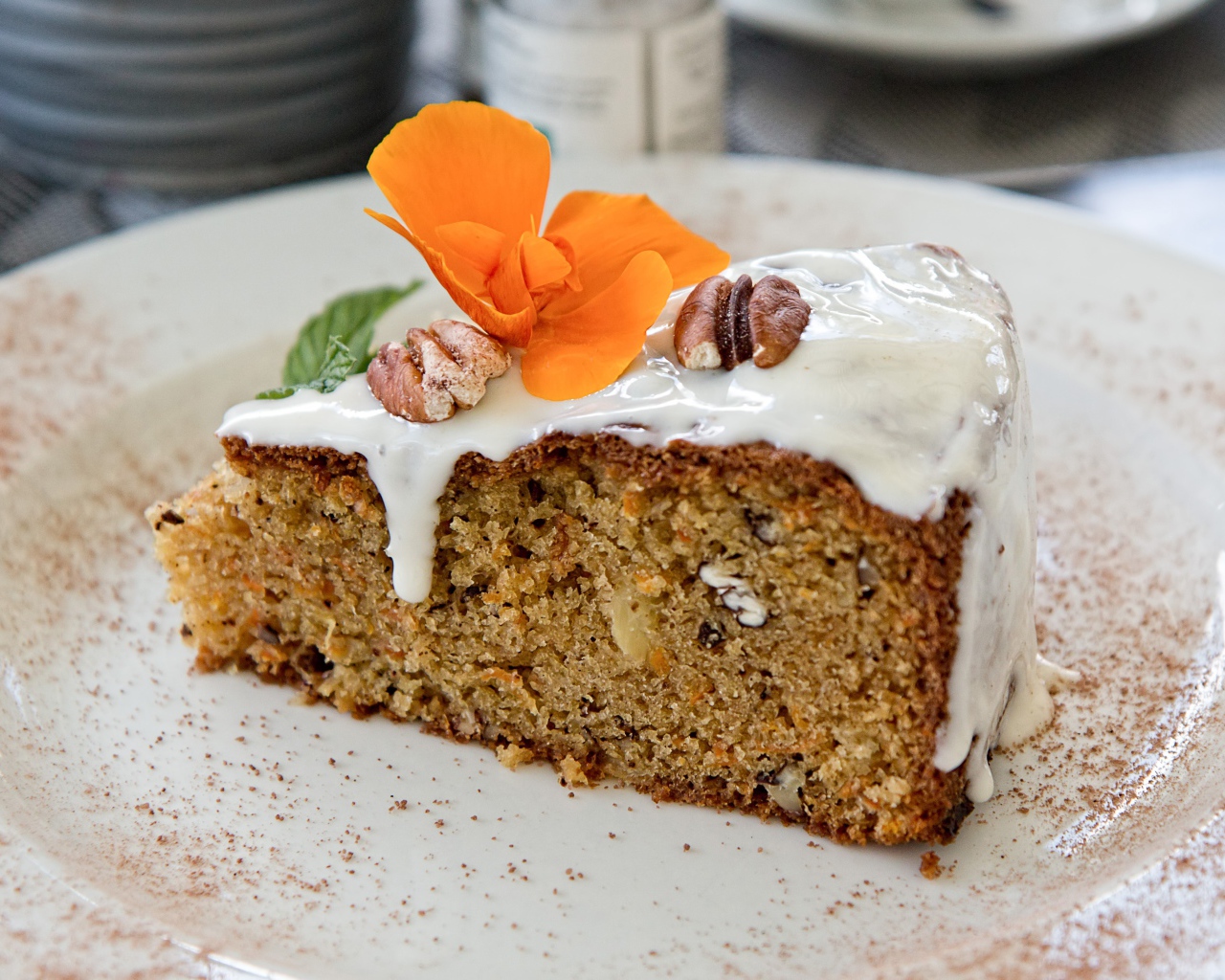 Морковный торт с орехами на тарелке 