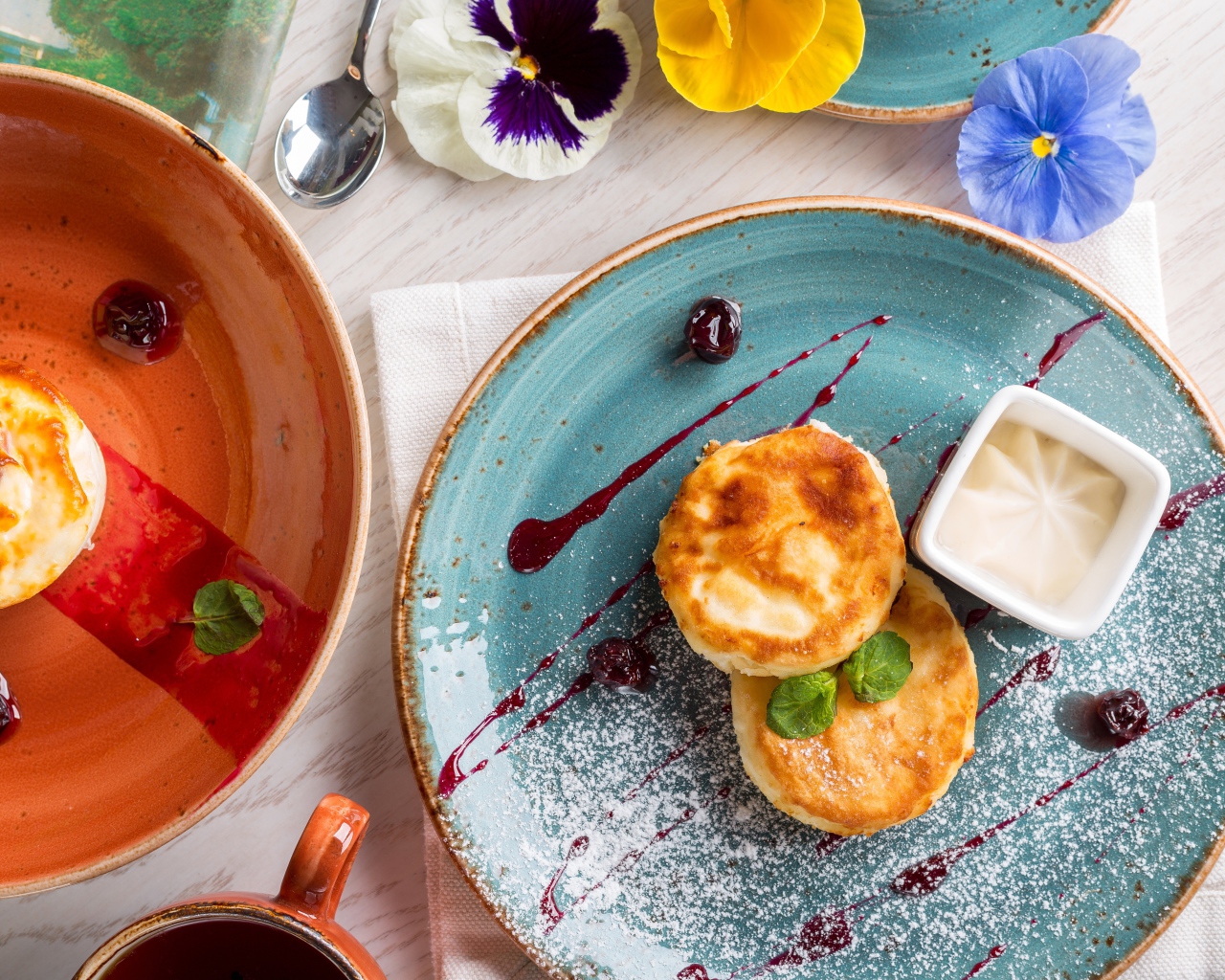 Сырники на тарелке с джемом 