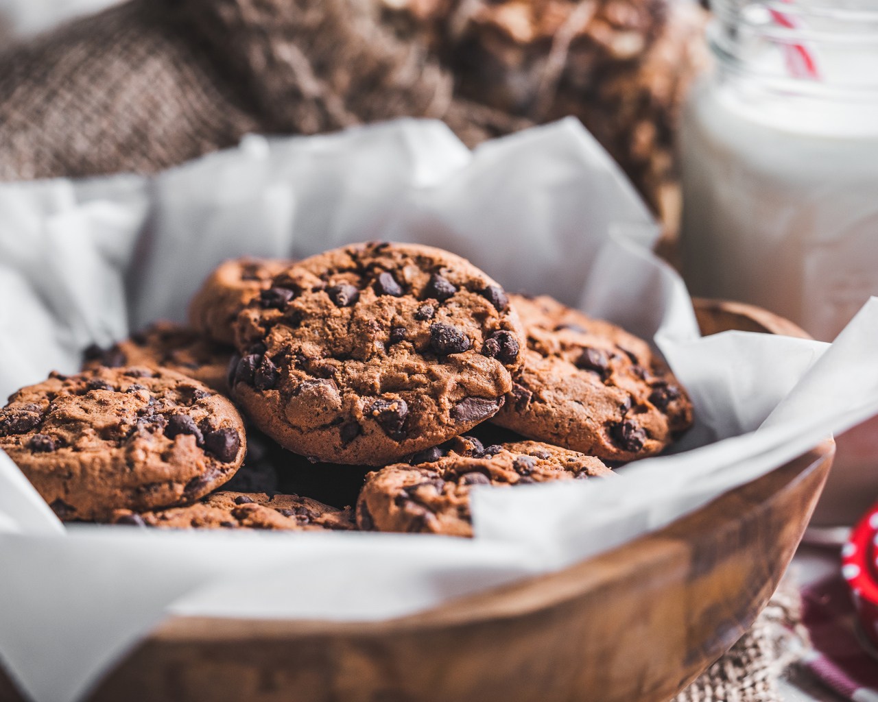 Печенье с шоколадной крошкой на столе 