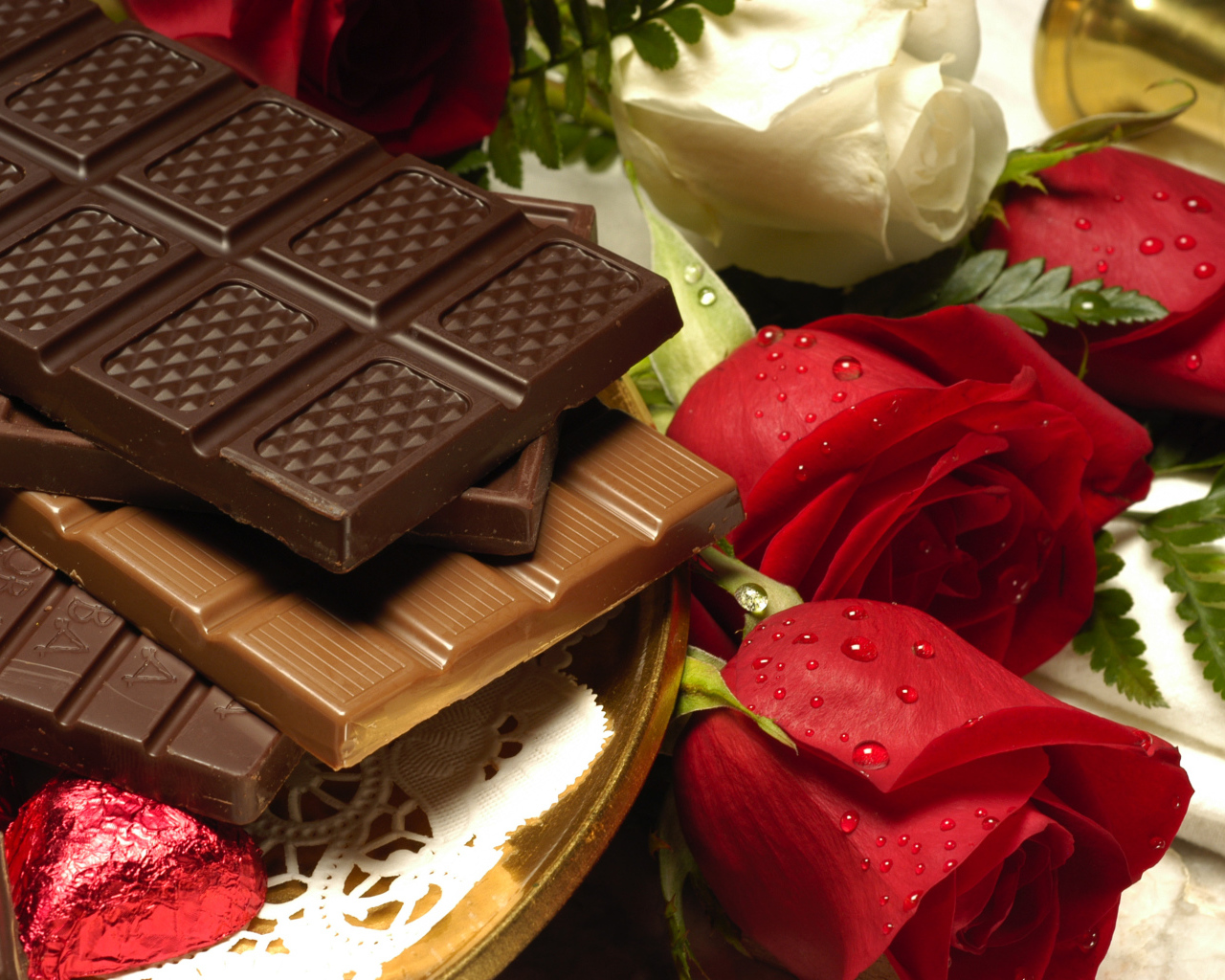 Плитки шоколада с букетом роз 
