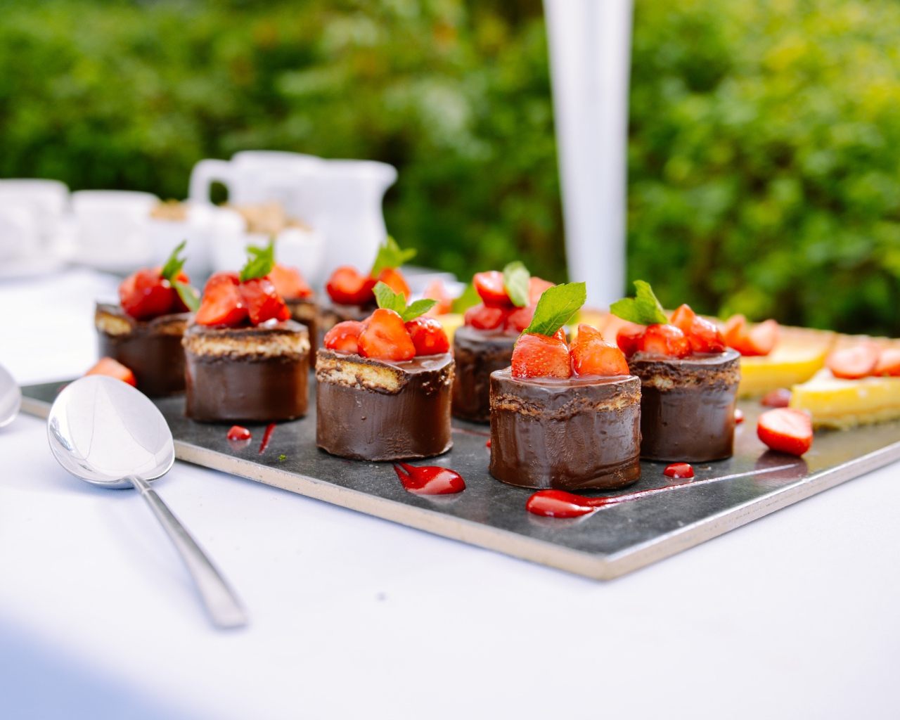 Шоколадное пирожное с ягодами клубники на столе