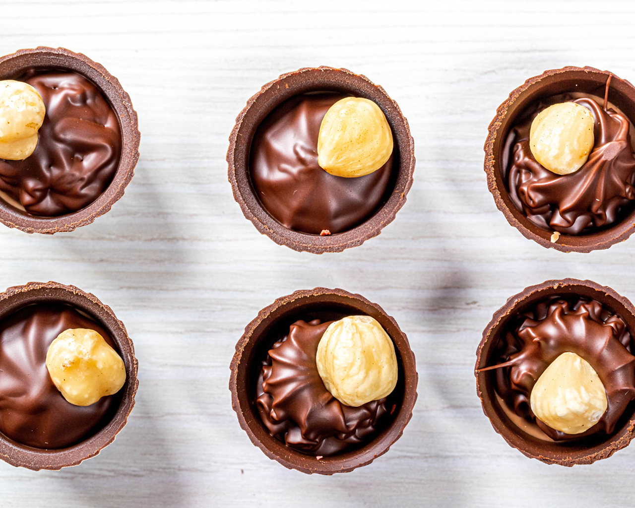 Шоколадные конфеты с фундуком на столе