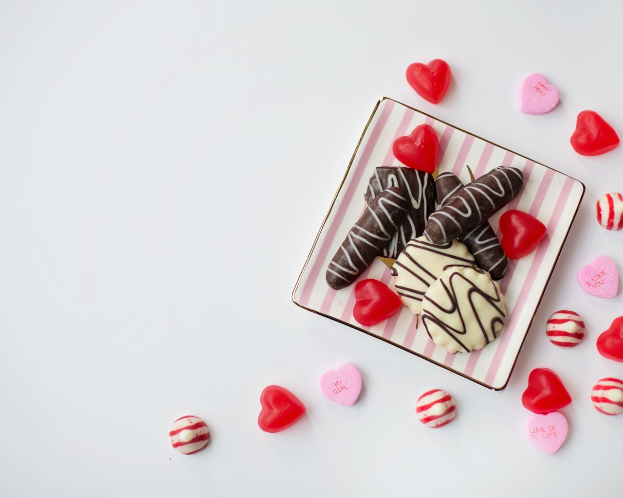 Печенье в шоколаде на сером фоне с мармеладом 