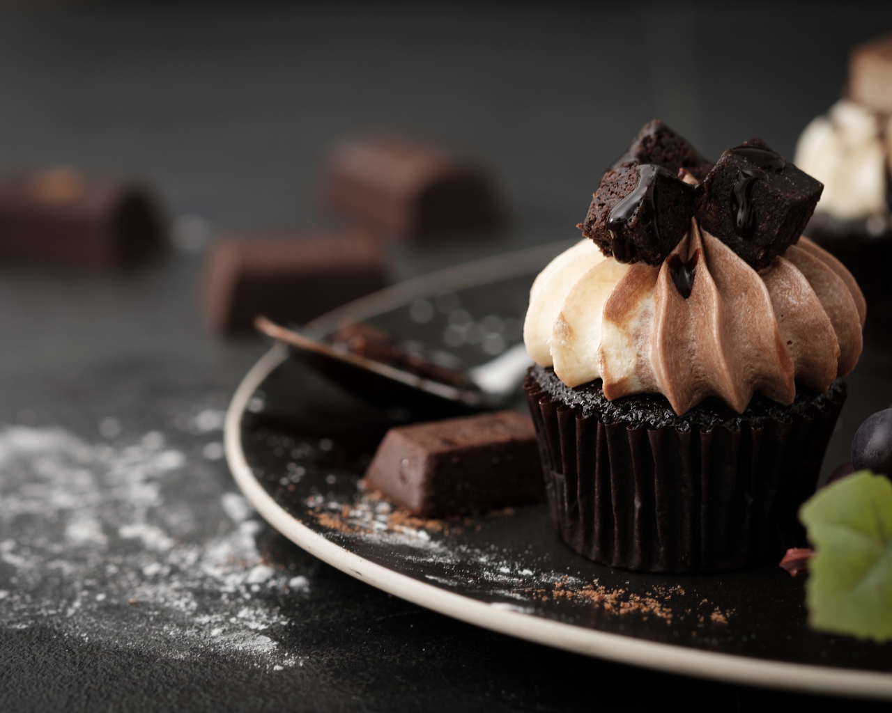 Шоколадный крем с кремом на тарелке с виноградом