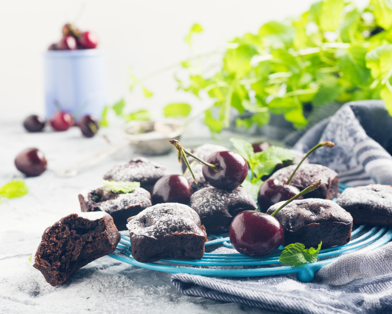 Шоколадные кексы на тарелке с ягодами черешни 