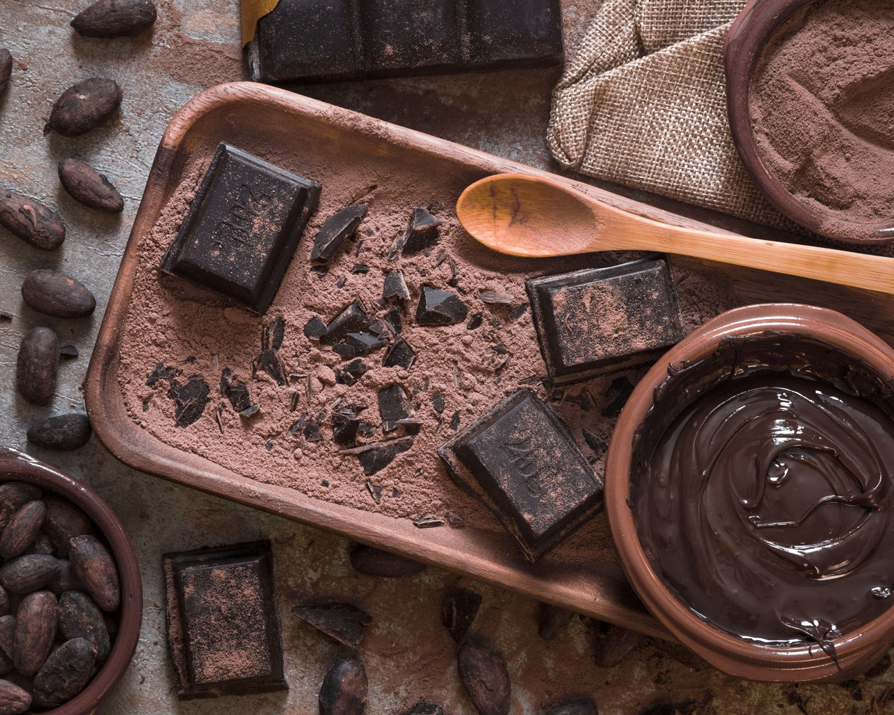 Шоколад на столе с какао зернами 