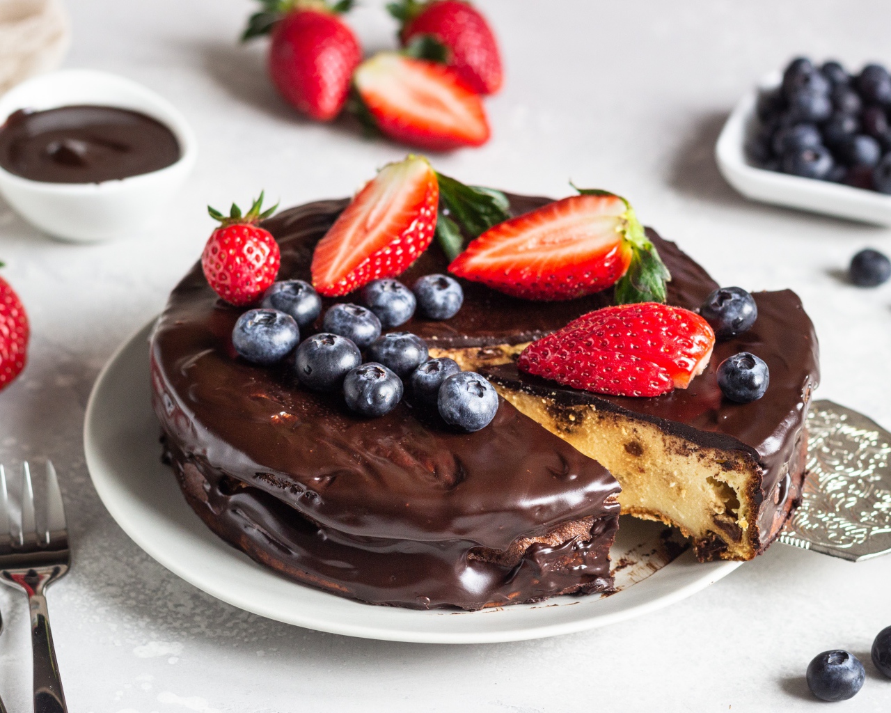 Пирог в шоколаде с ягодами черники и клубники 