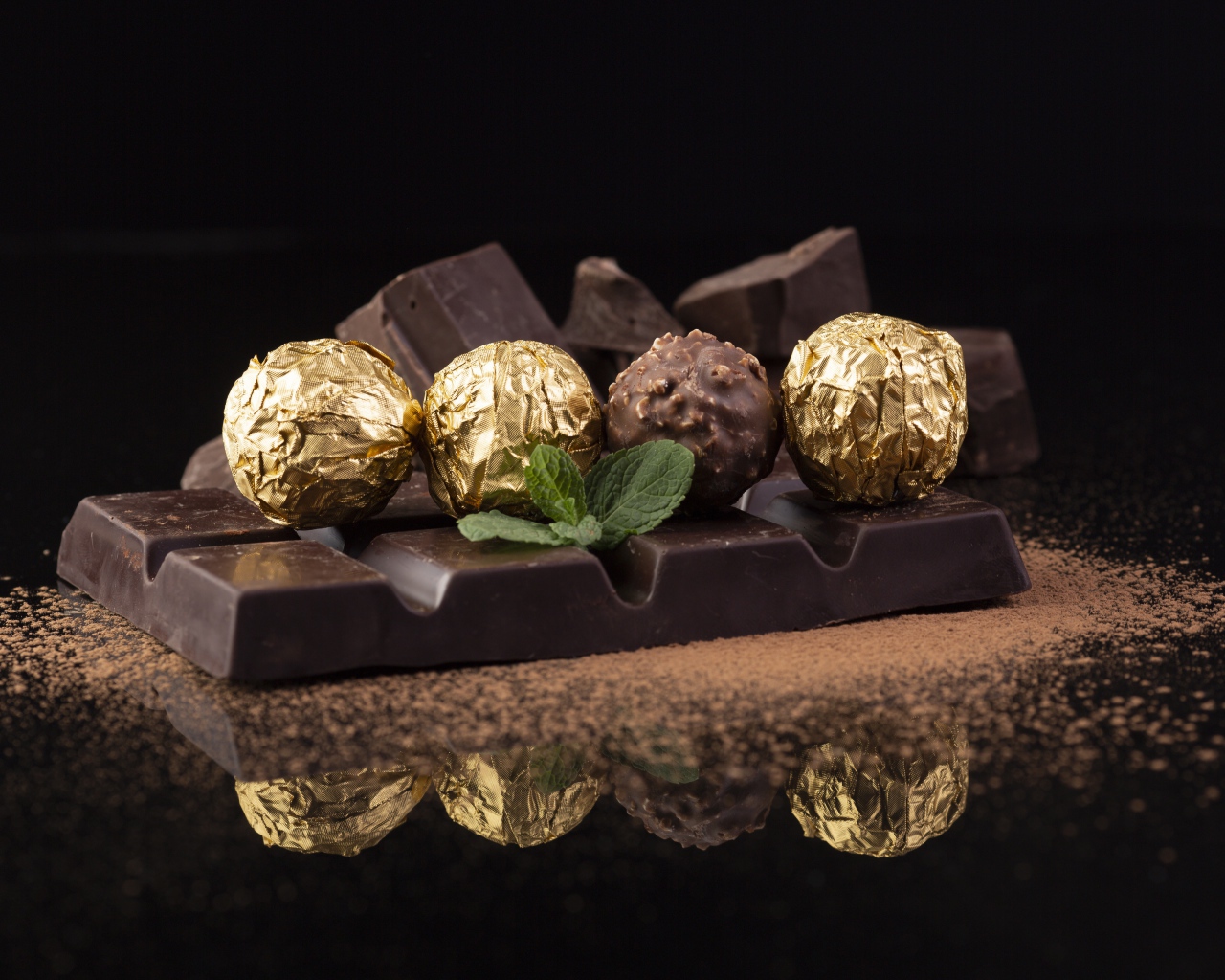 Конфеты на столе с шоколадной плиткой