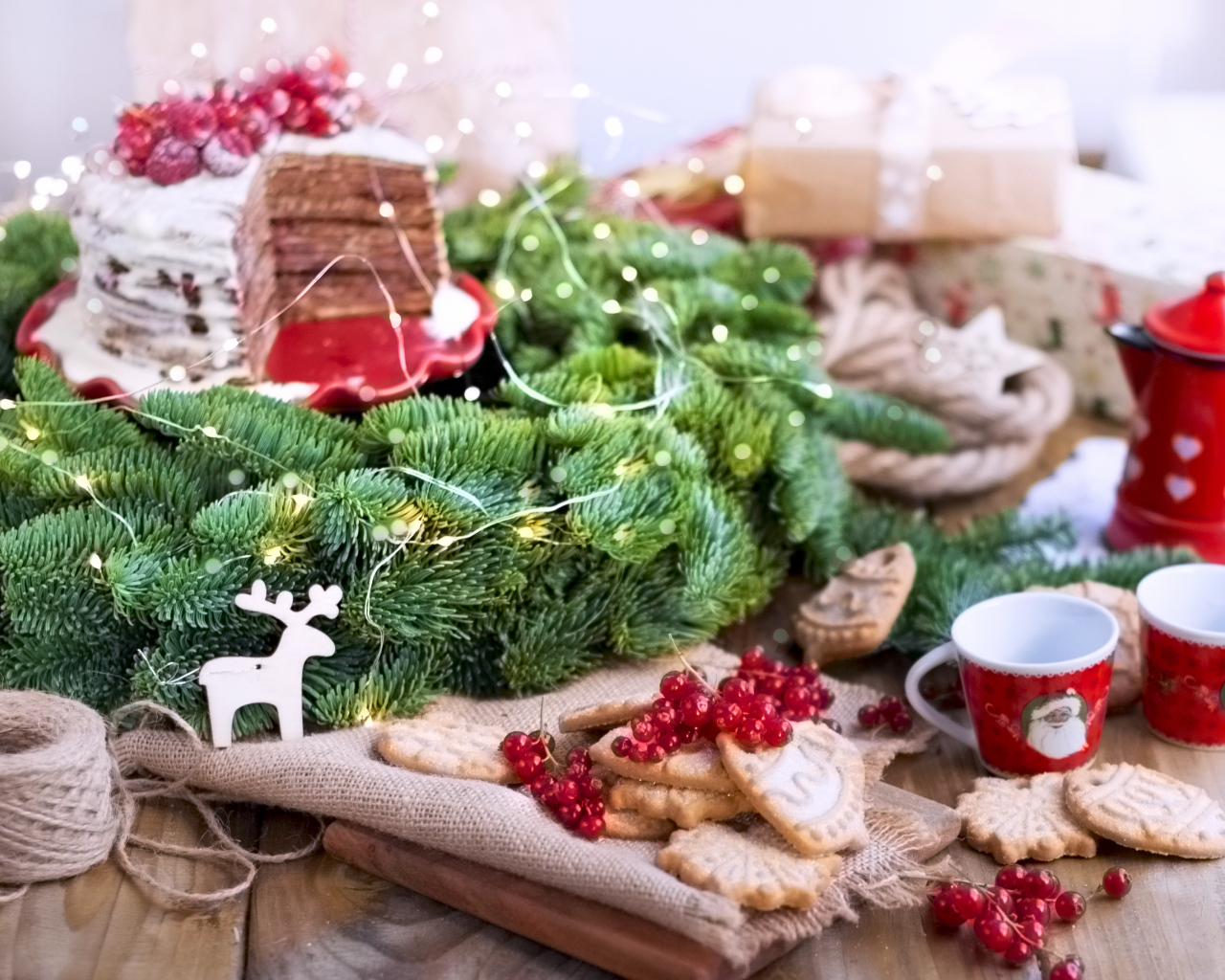 Рождественский венок с тортом на столе с печеньем 