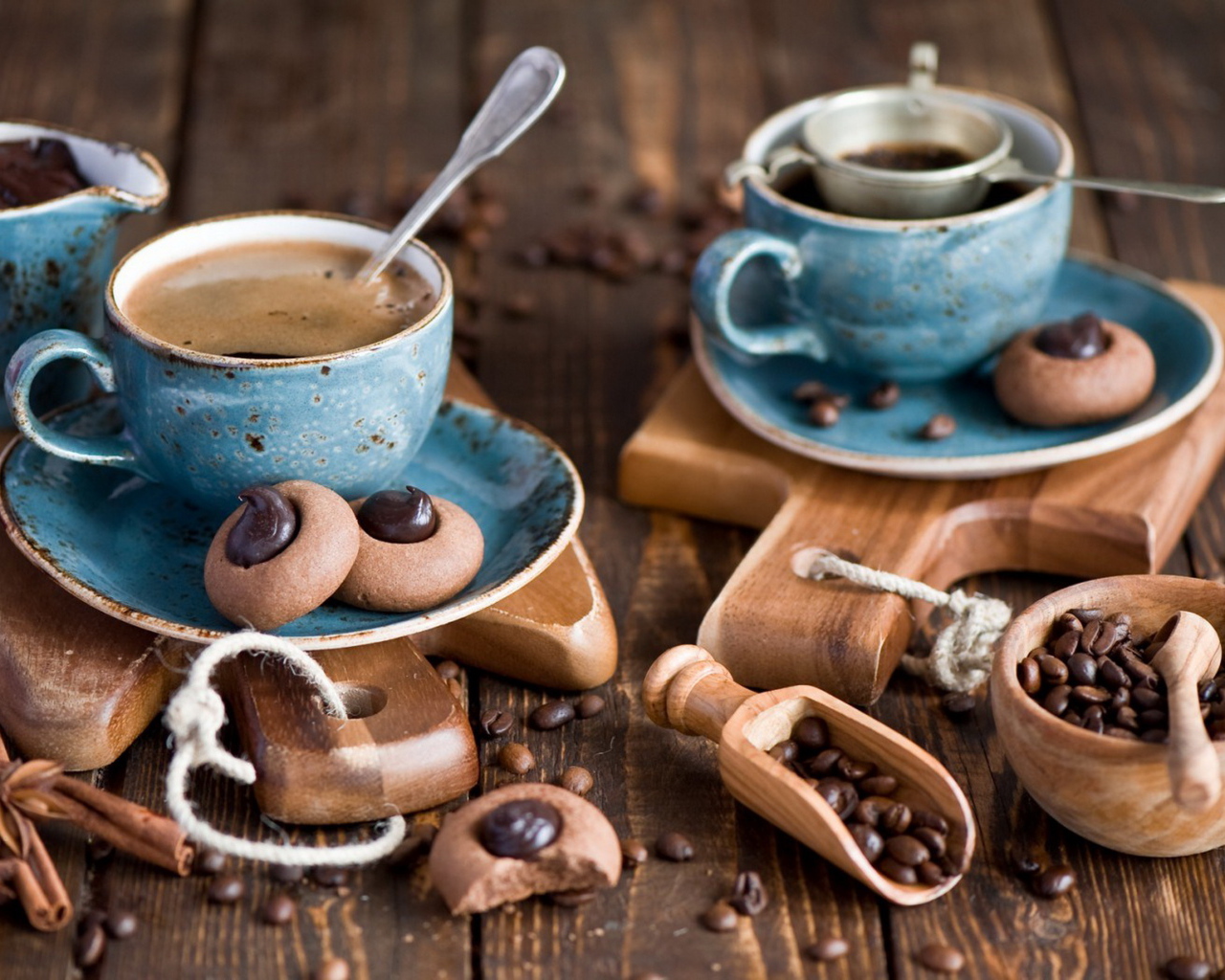 Кофе на столе с печеньем и кофейными зернами