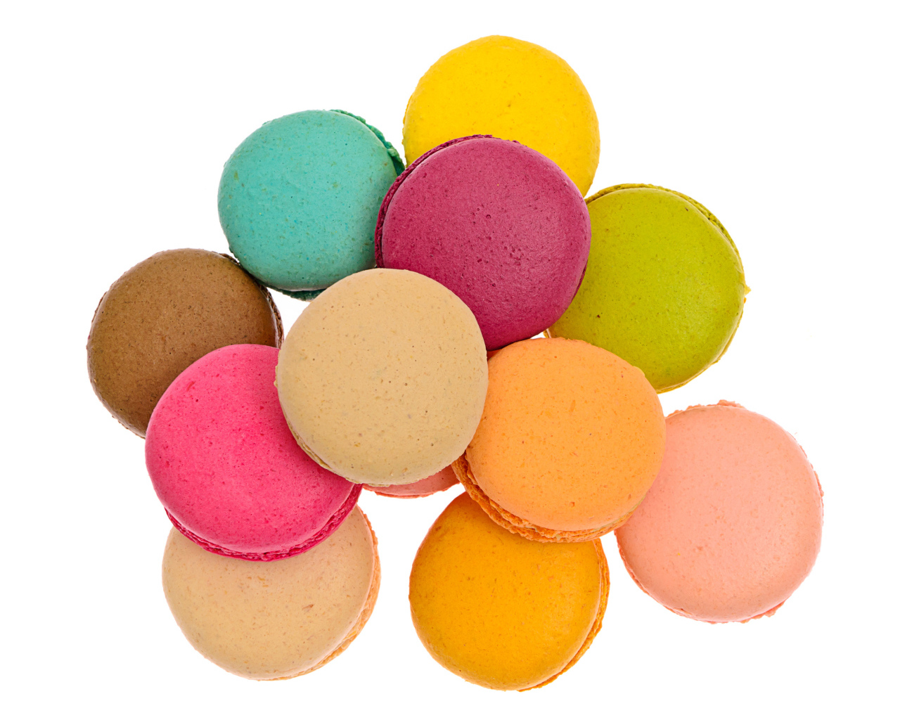 Разноцветный десерт макарун на белом фоне