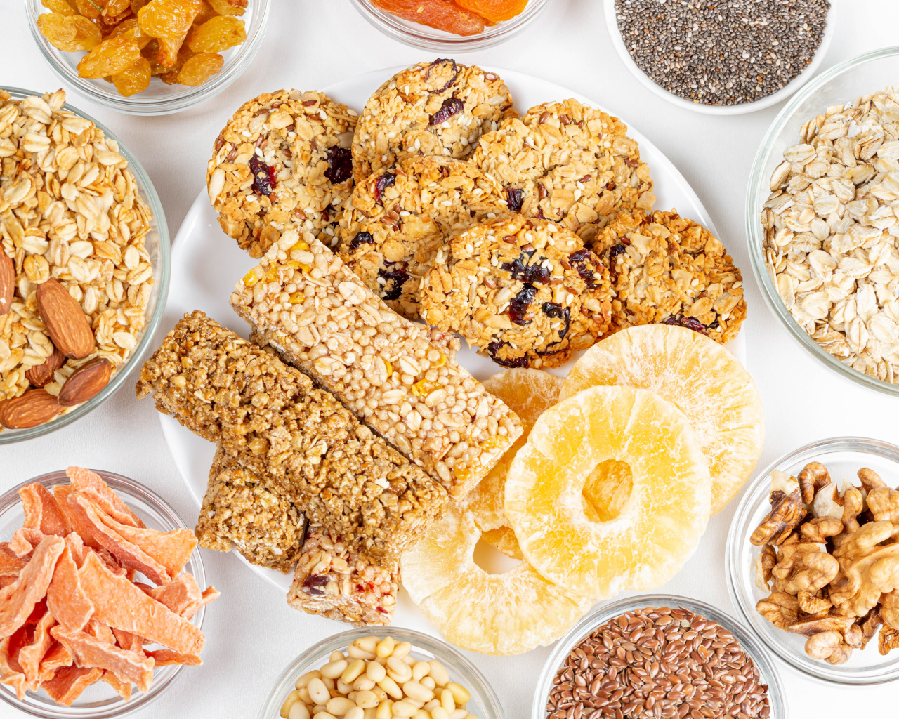 Печенье,  сухофрукты и злаки на столе 