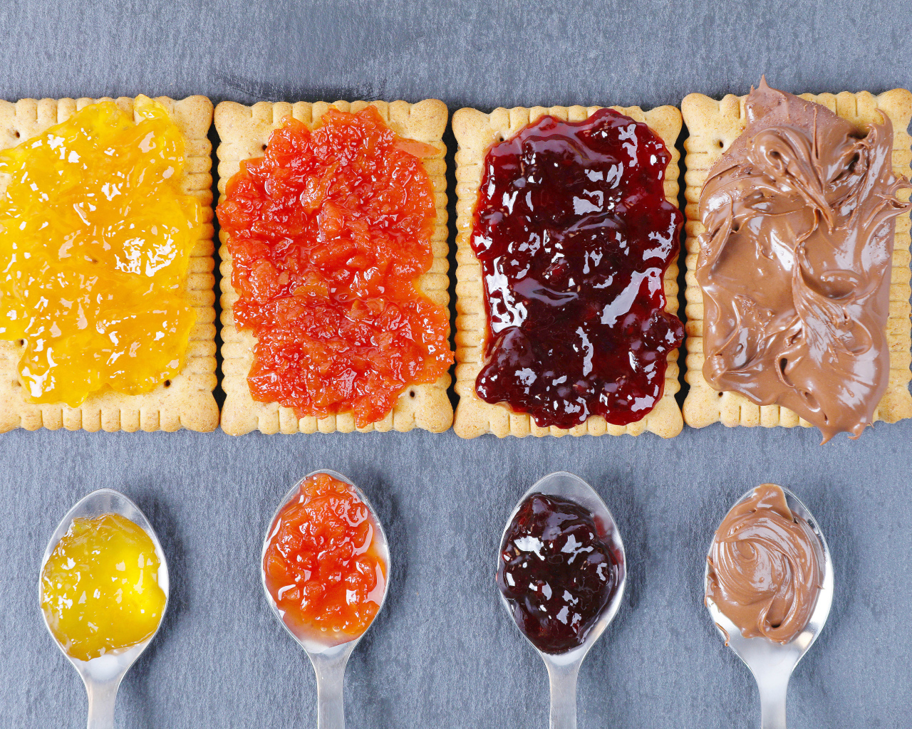 Крекеры с джемом и шоколадной пастой на столе 