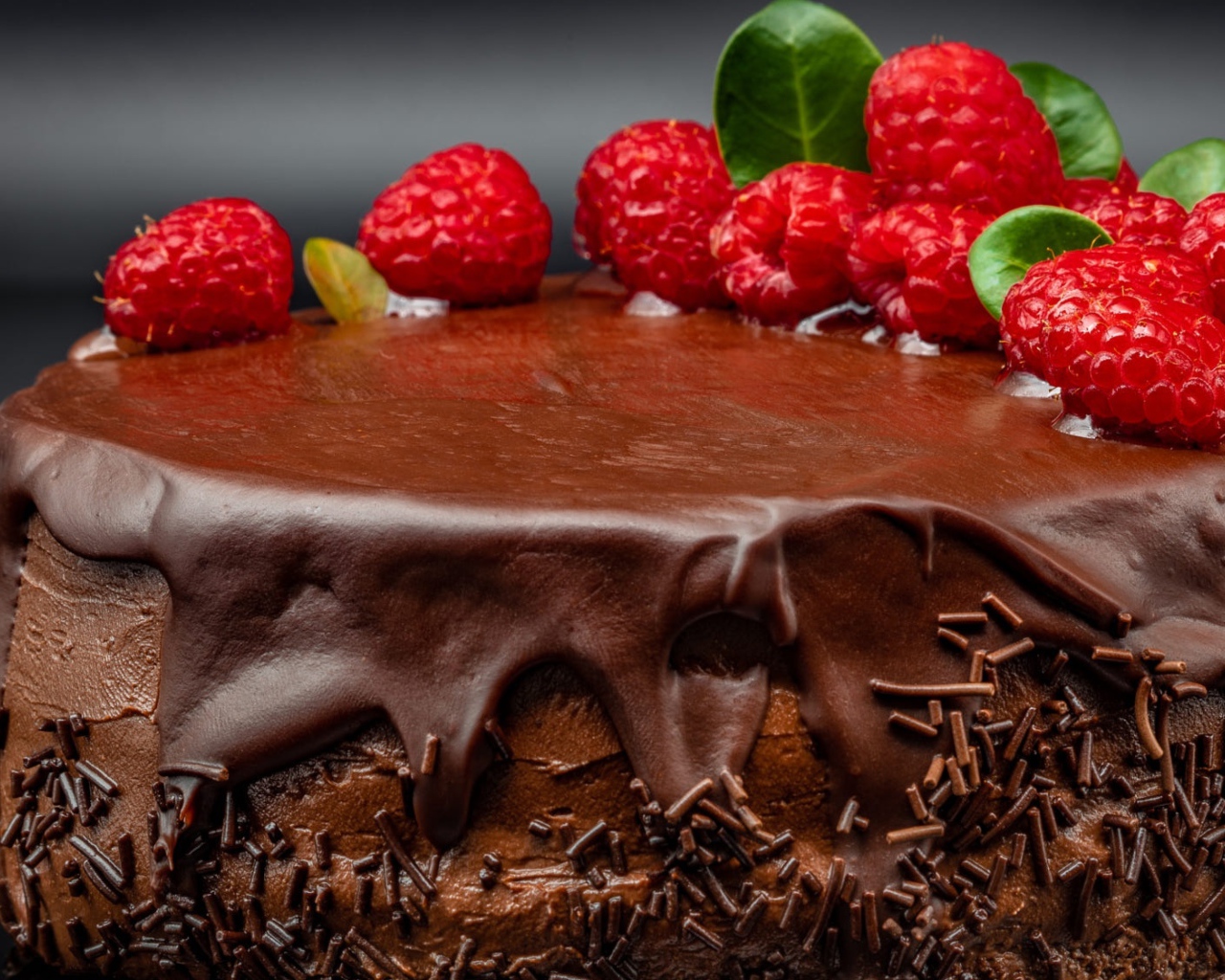 Пирог с кремом и шоколадом украшен малиной