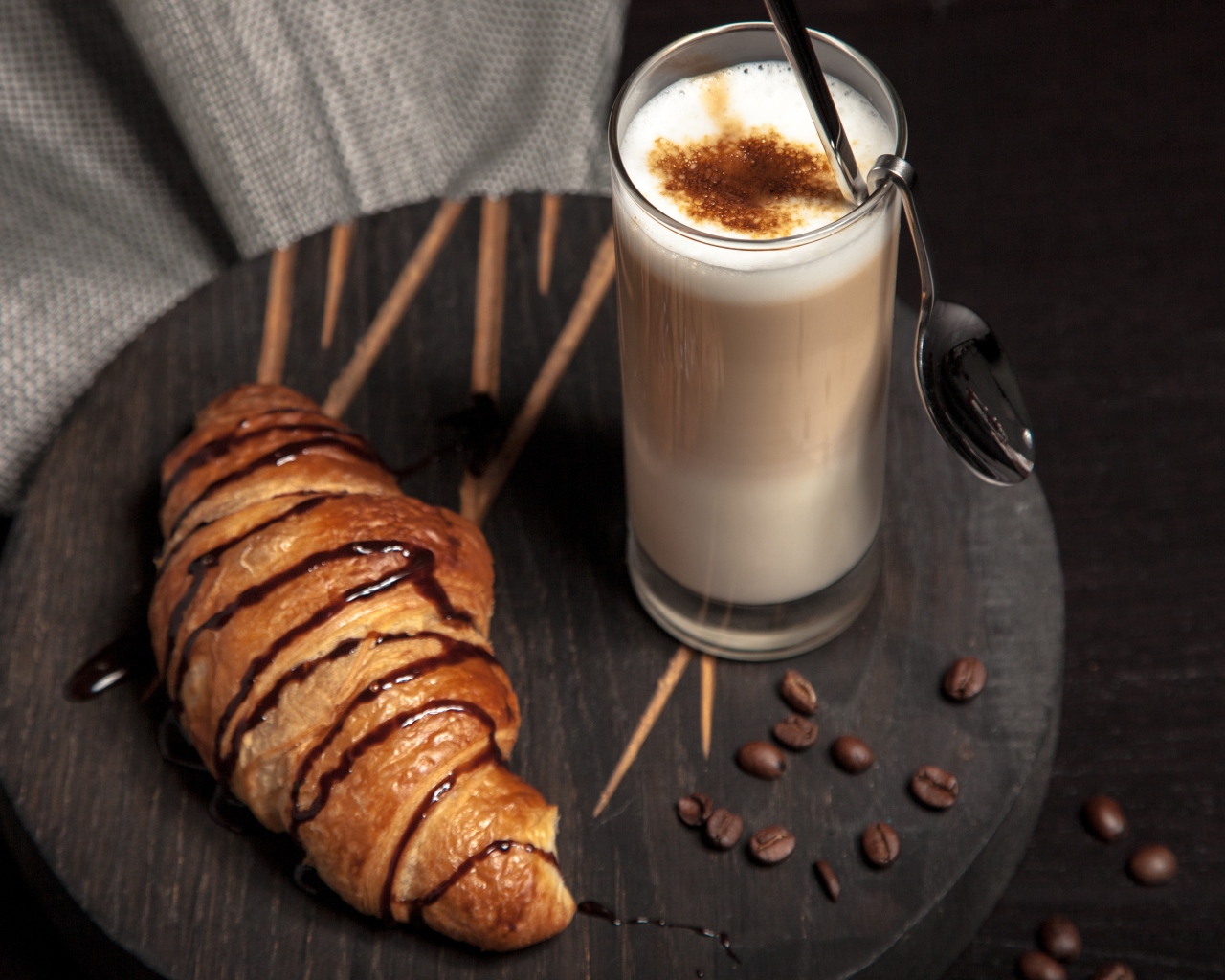 Круассан с какао на столе на завтрак