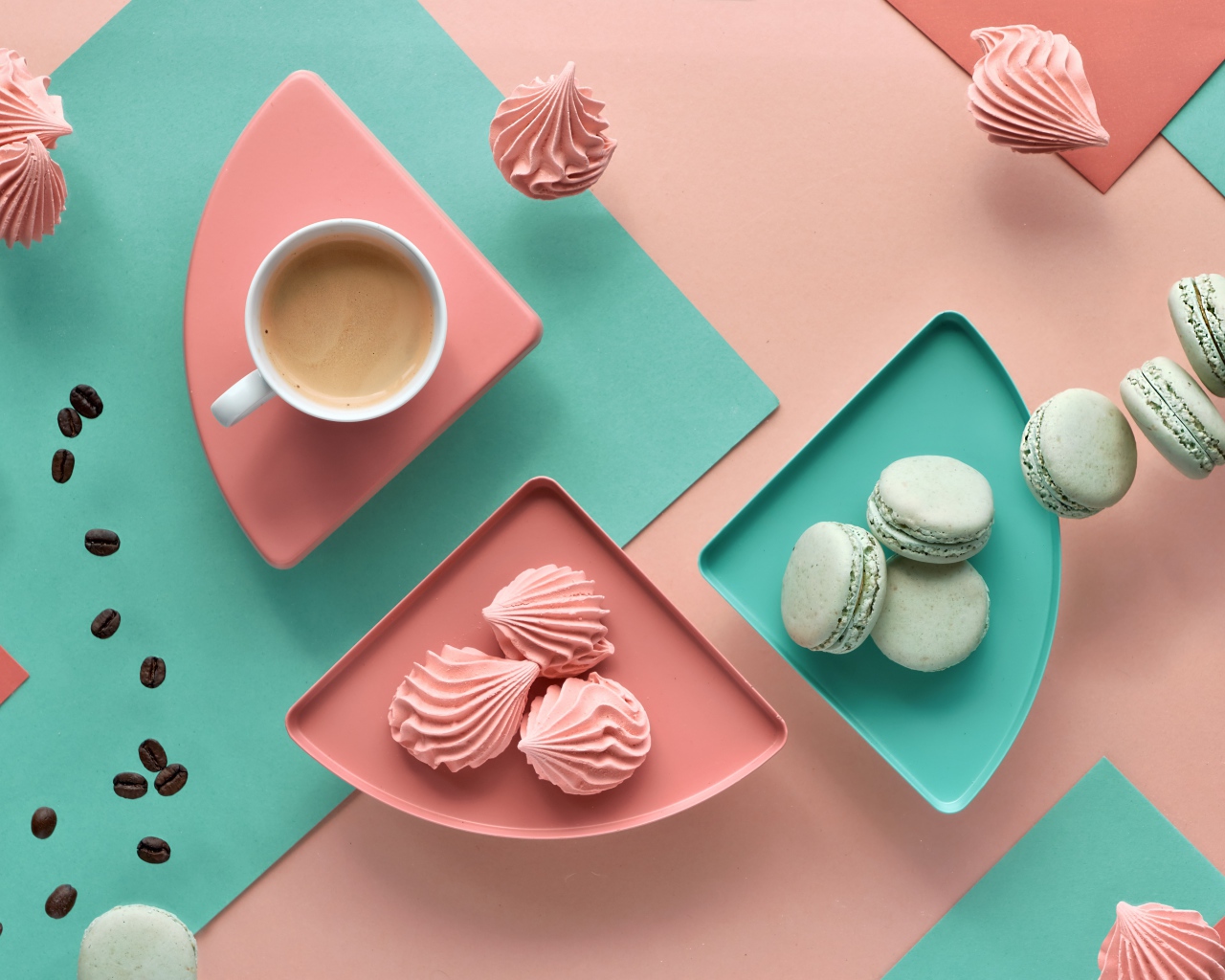 Чашка какао на столе с зефиром и десертом макарон 