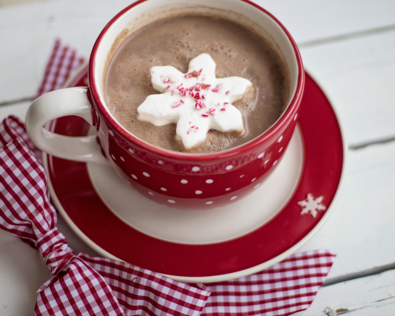 Чашка горячего шоколада с маршмеллоу на столе 