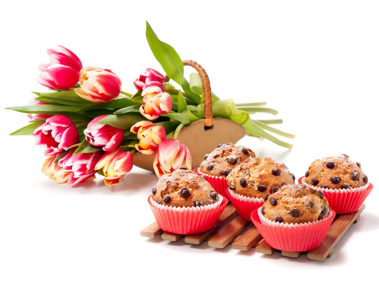 Кексы на белом фоне с букетом тюльпанов