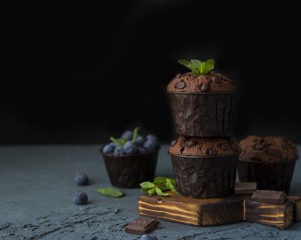 Кексы с шоколадом на столе с ягодами черники на столе 