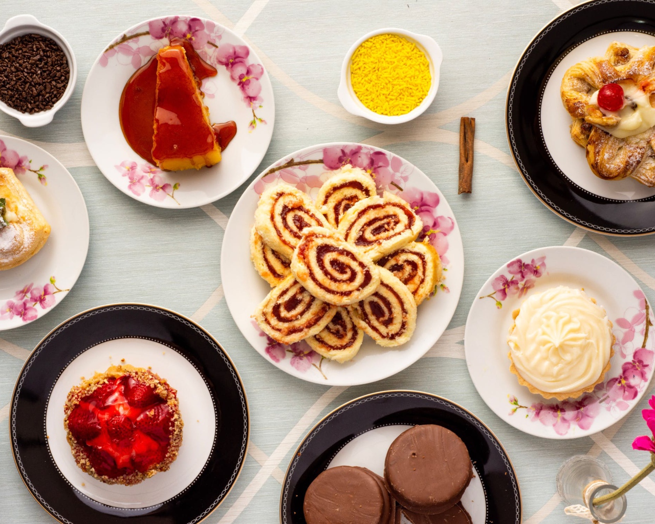 Вкусные аппетитные десерты на столе