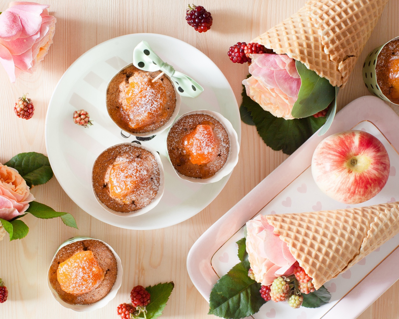 Вкусные кексы с абрикосом на столе с вафельными рожками с розой и ежевикой
