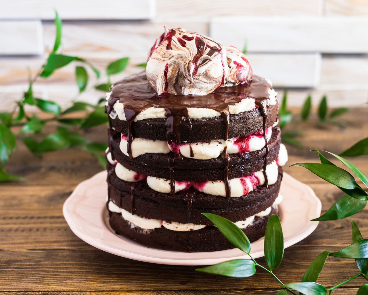 Вкусный шоколадный торт с кремом на столе 