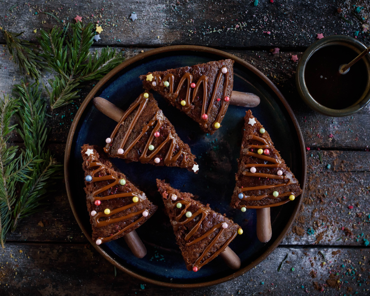Вкусное шоколадное печенье с еловыми ветками и кофе на столе