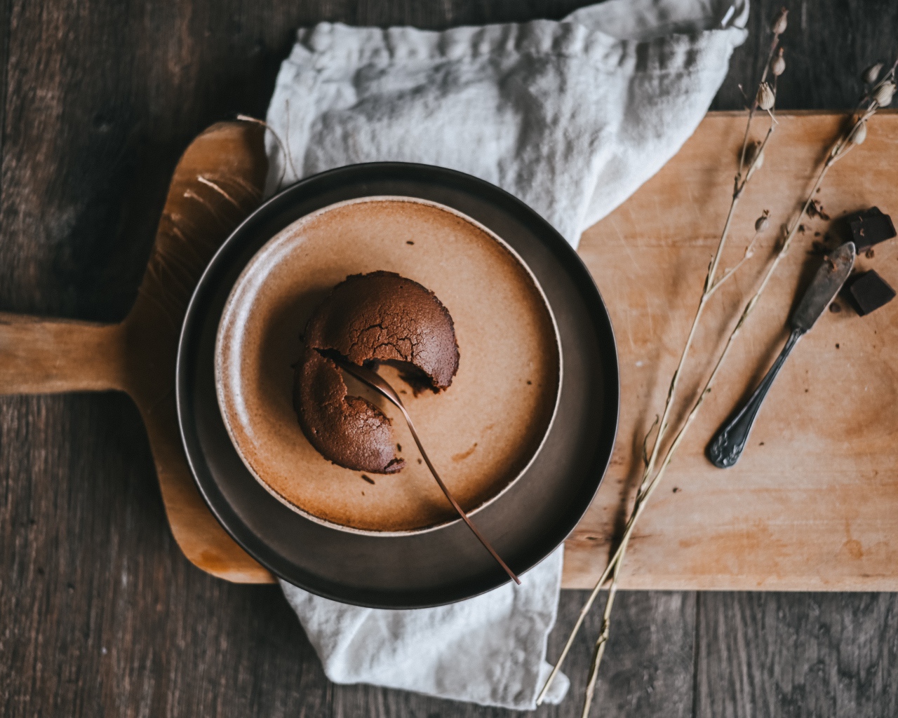 Вкусный шоколадный кекс на тарелке 