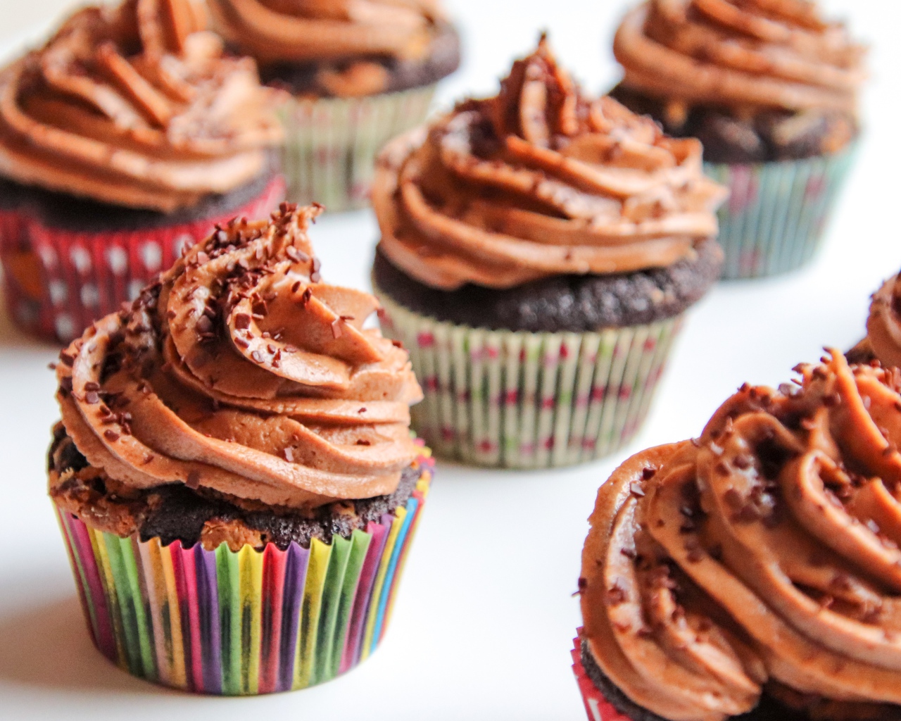 Аппетитные шоколадные кексы с кремом на праздник 