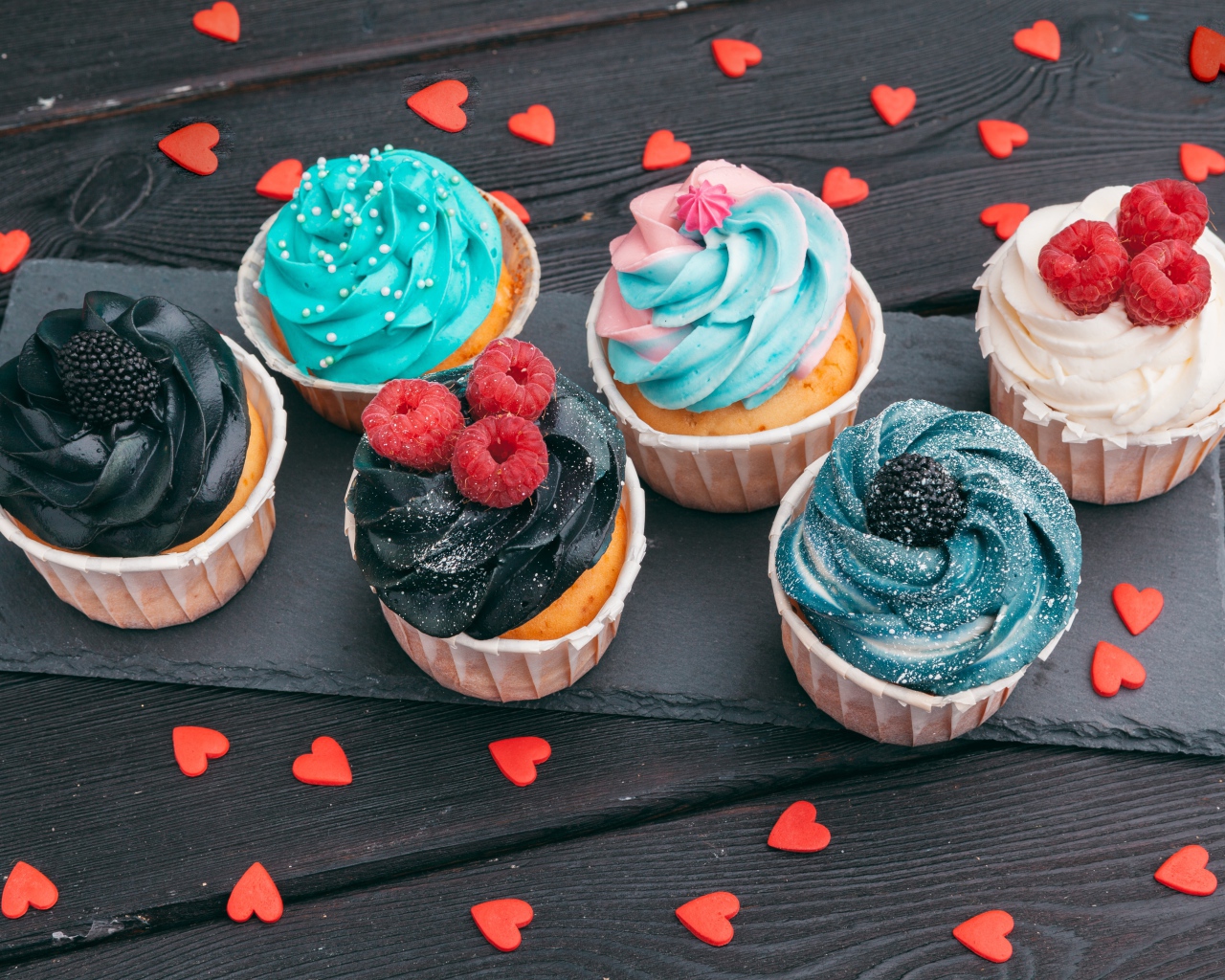 Вкусные кексы с разноцветным кремом 