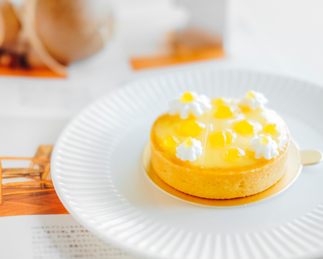 Вкусный творожный десерт на белой тарелке