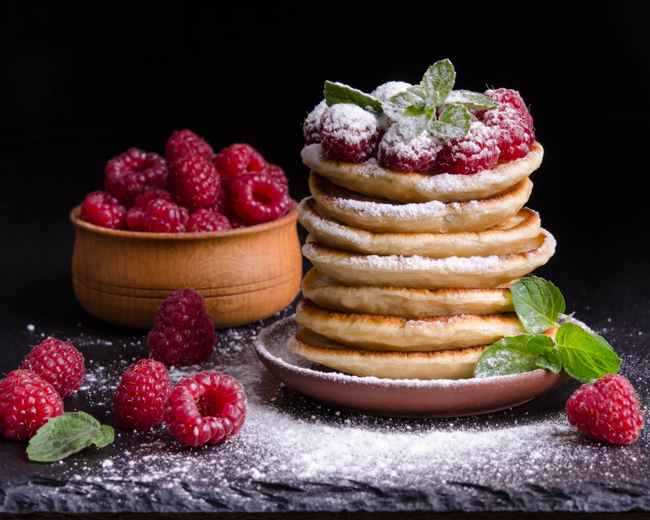 Вкусные пышные оладьи с сахарной пудрой и малиной