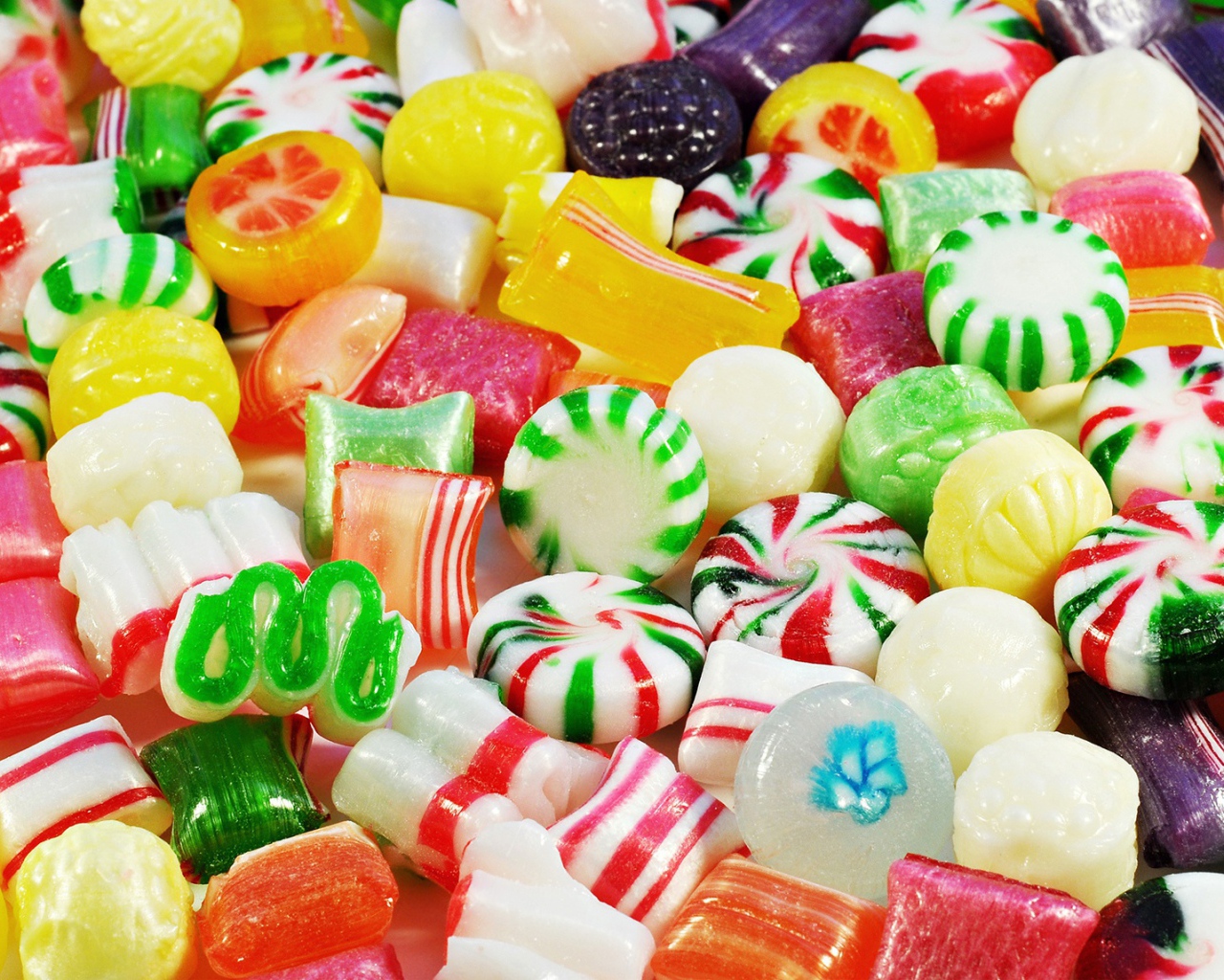 Вкусные разноцветные конфеты крупным планом