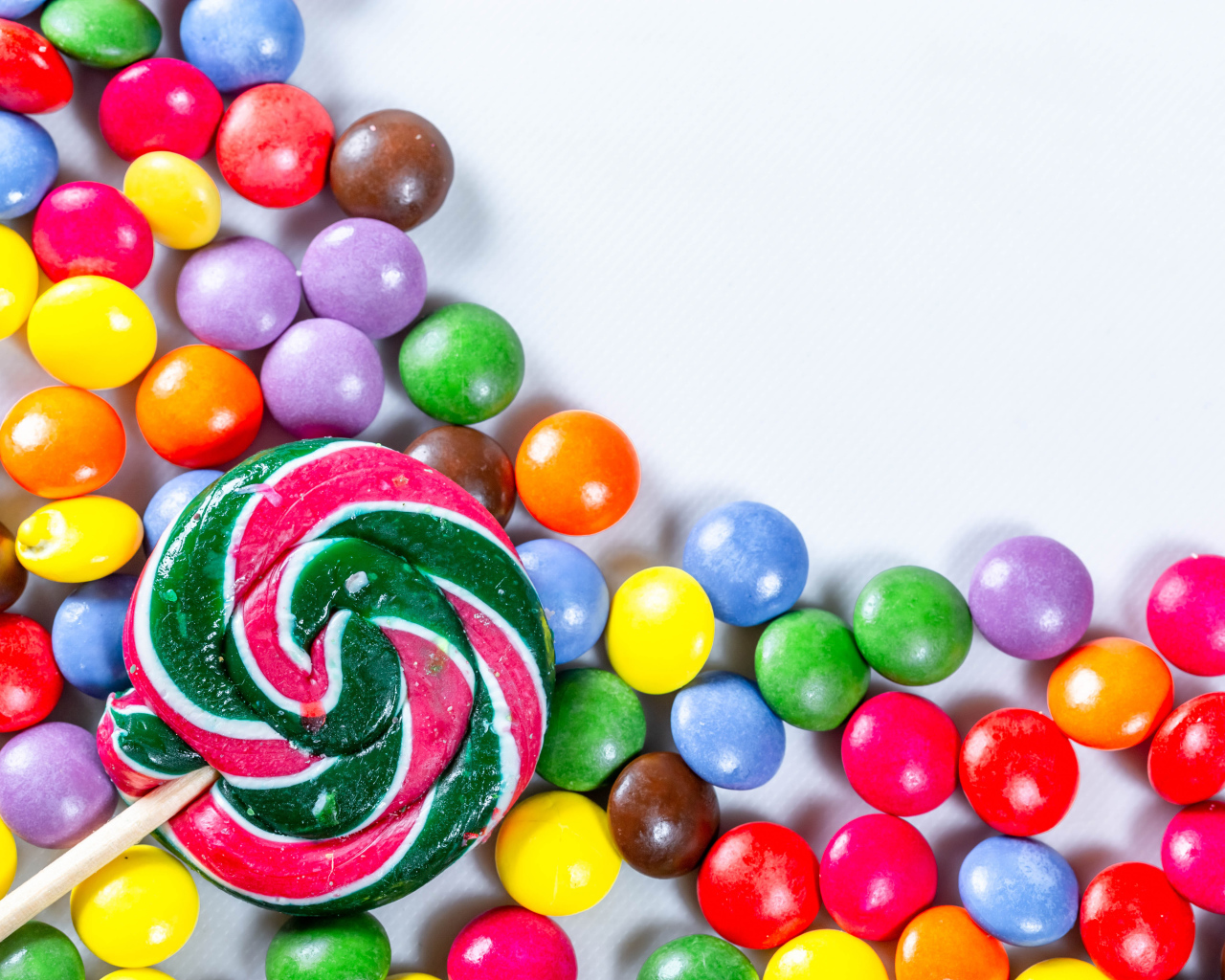 Вкусные разноцветные шоколадные конфеты в глазури 