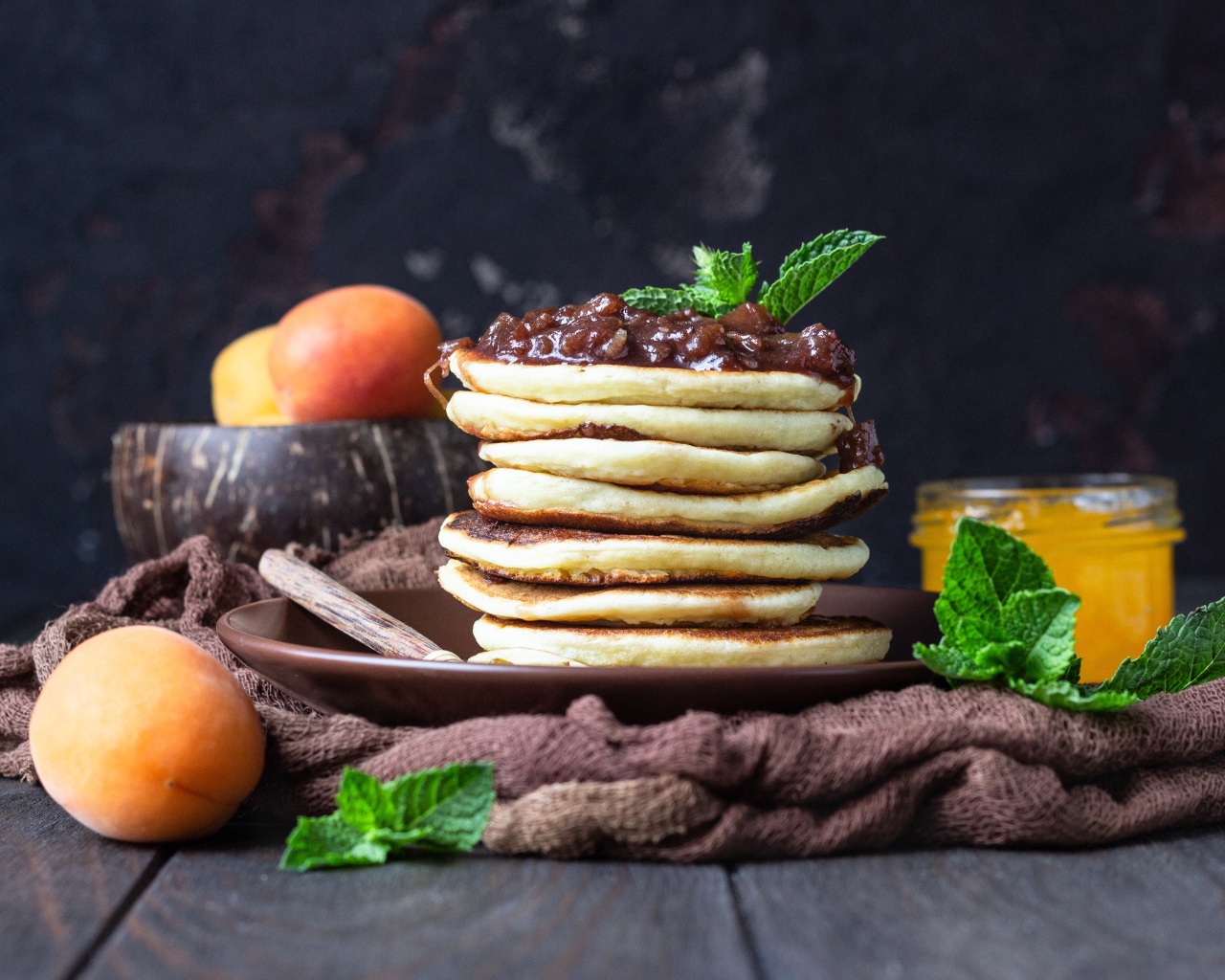 Вкусные оладьи на тарелке с джемом