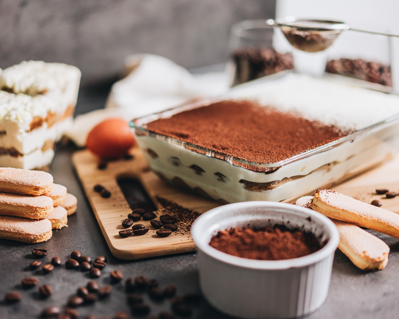 Десерт тирамису на столе с какао 