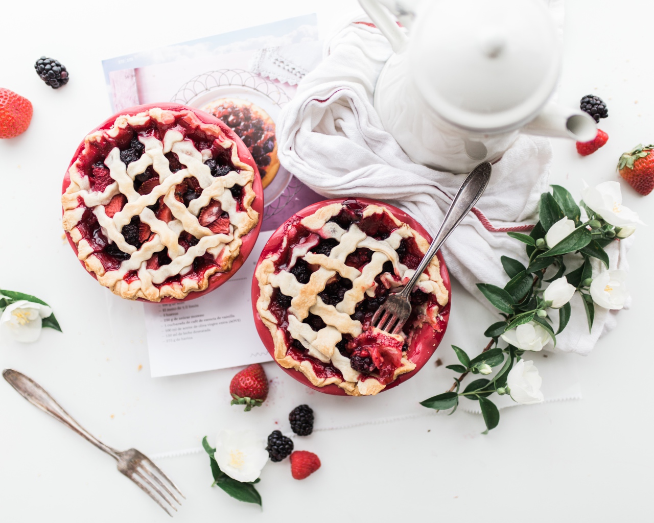 Десерт с ягодами на столе с чаем 