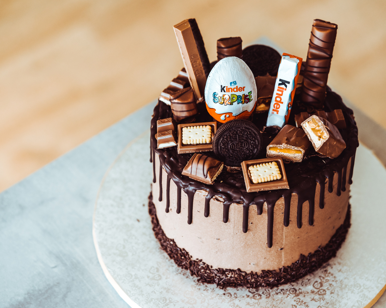 Праздничный шоколадный торт украшен сладостями