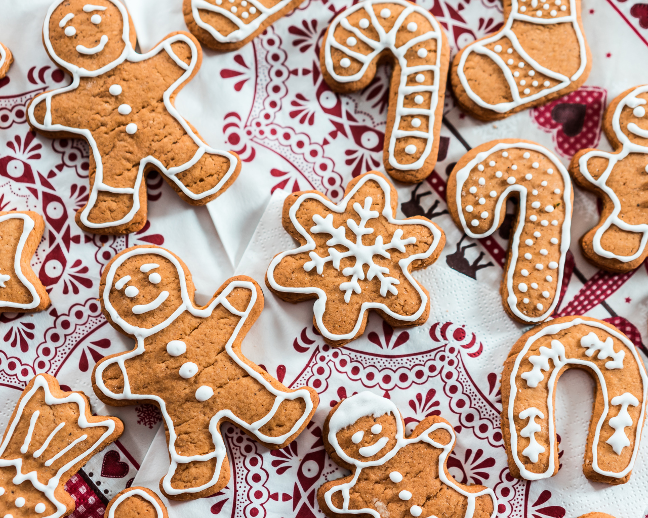 Праздничное печенье с глазурью на столе 