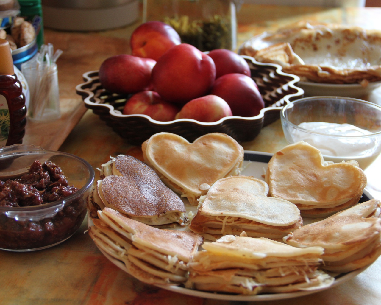Блины с начинкой на столе с нектарином