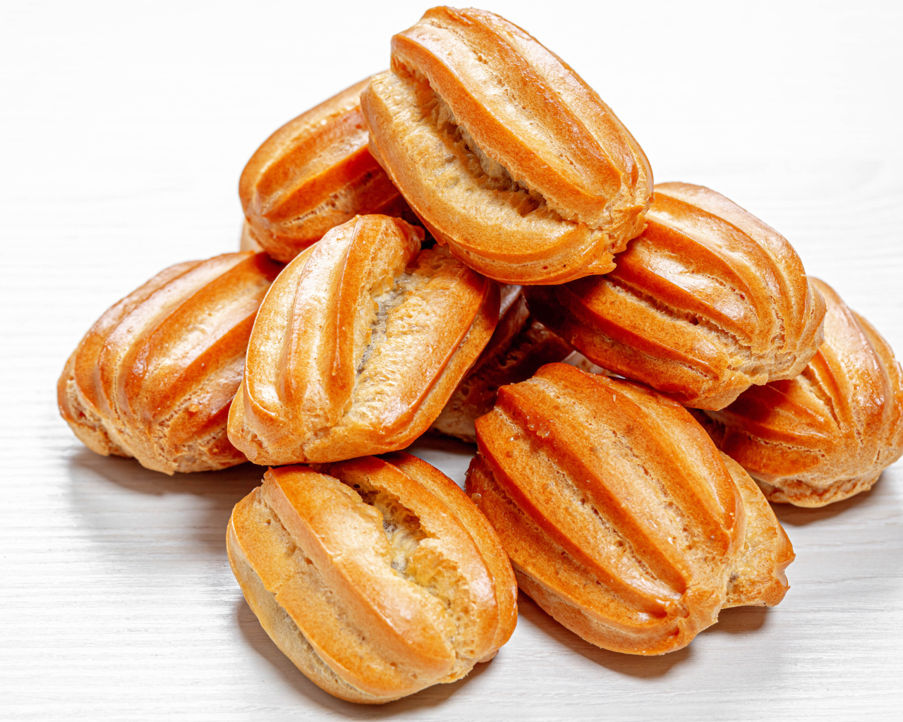 Свежие эклеры на белом фоне