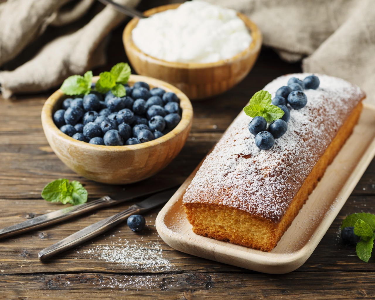 Свежий кекс с сахарной пудрой и ягодами черники