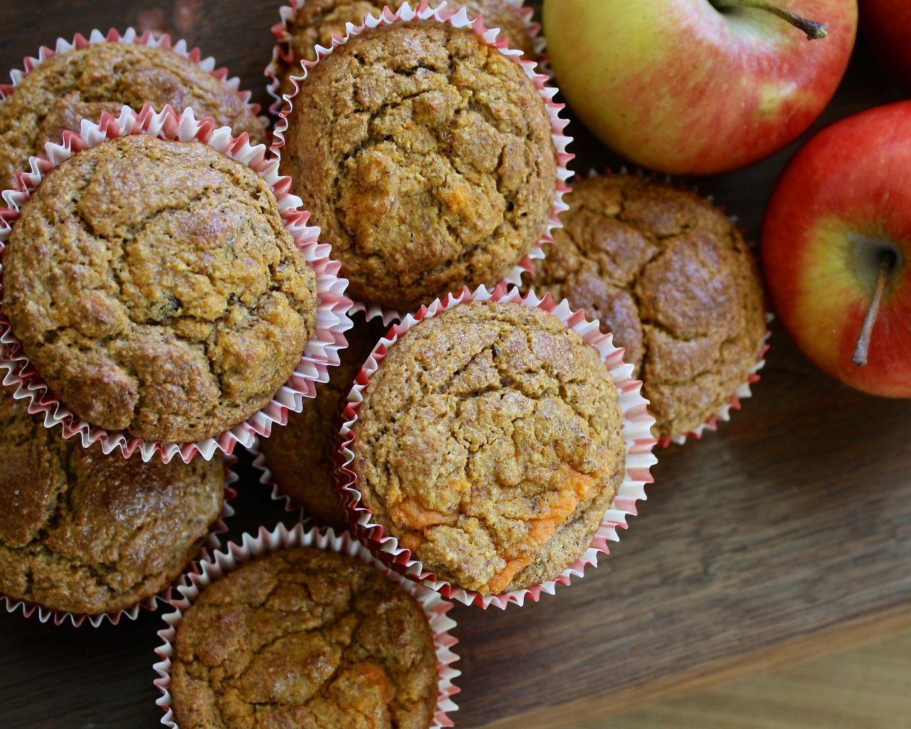 Свежие кексы на столе с яблоками