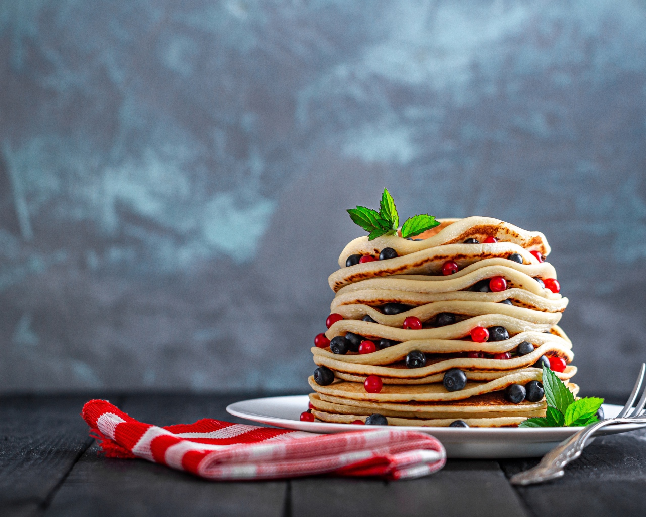 Оладьи с ягодами черники и красной смородины 