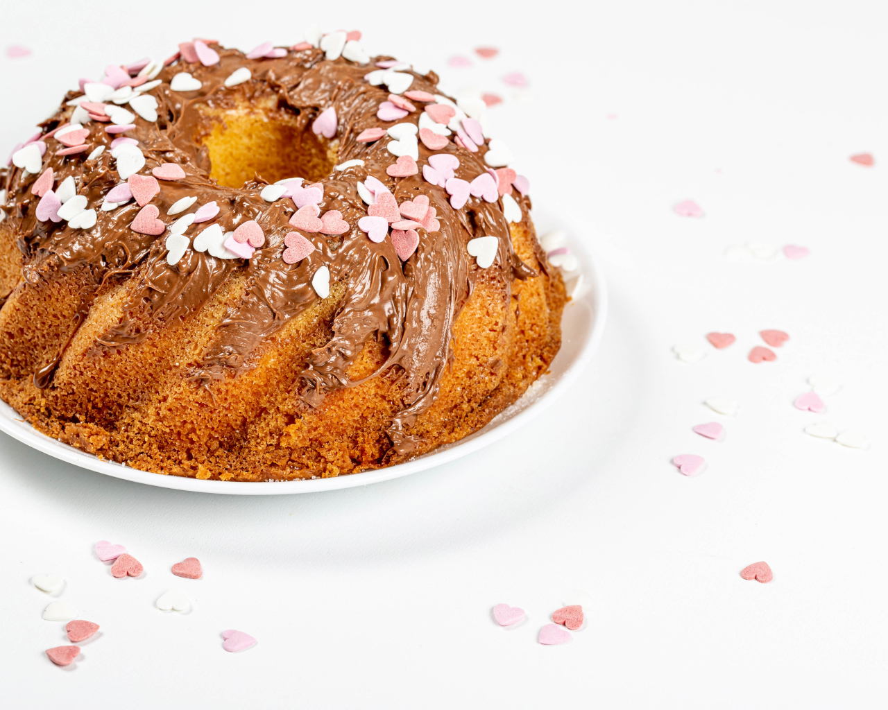 Аппетитный кекс с шоколадом и конфетами в форме сердца 