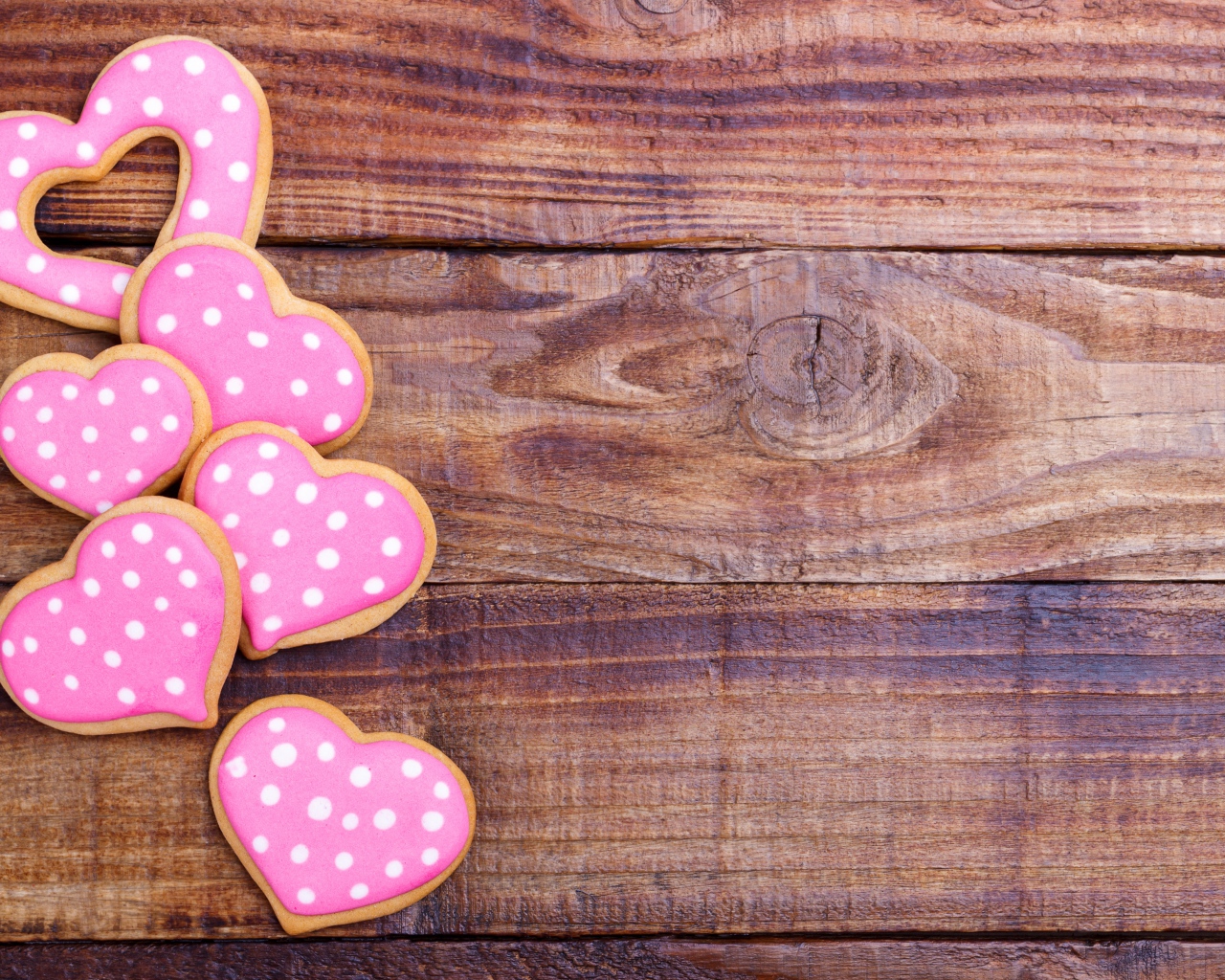 Печенье в форме сердца на деревянном столе