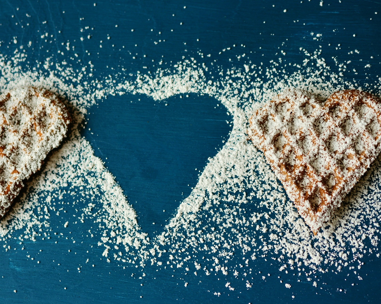 Печенье в форме сердца посыпанные сахарной пудрой