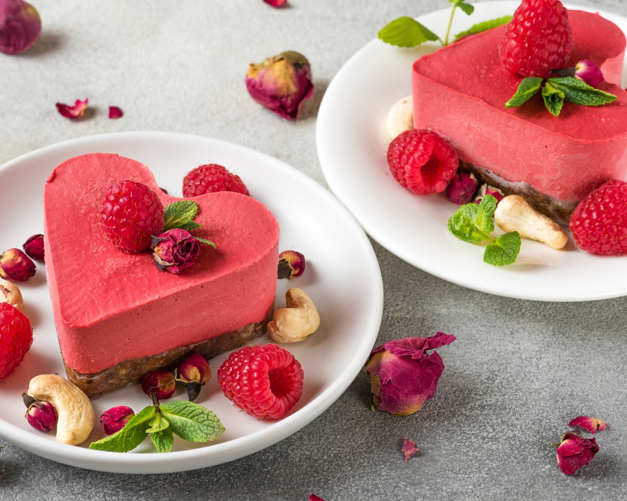 Фруктовое суфле в форме сердца на тарелке с малиной и орехами 